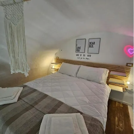 Lola's Apartament *